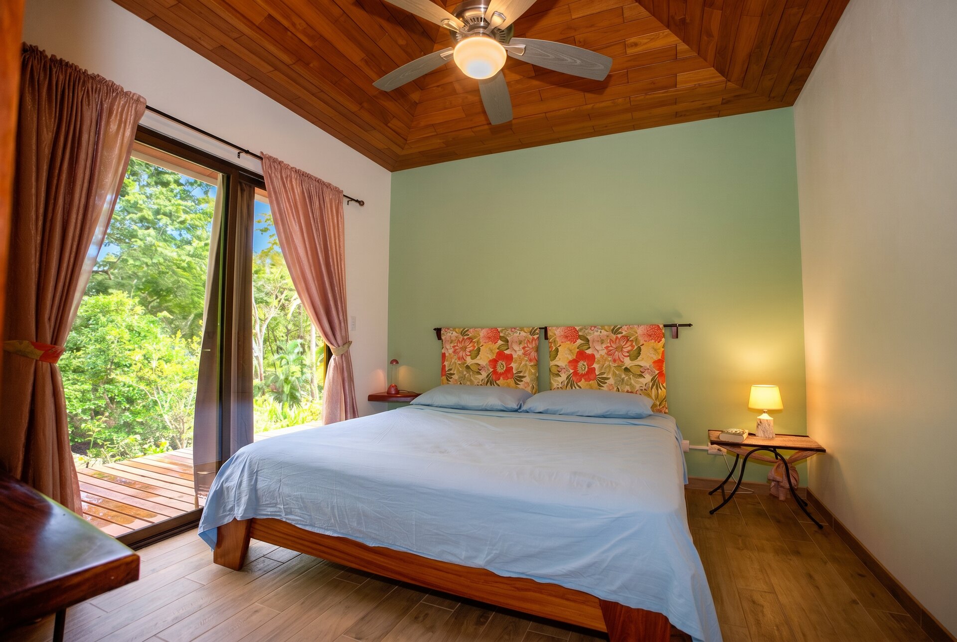 Main bedroom, king bed